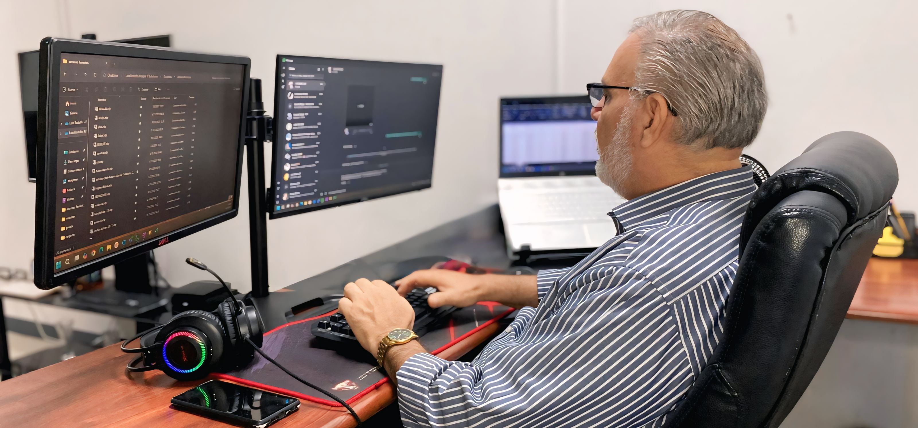 Especialista de soporte técnico de Magna IT Solutions brindando asistencia remota para sistema ERP, atendiendo desde su estación de trabajo.