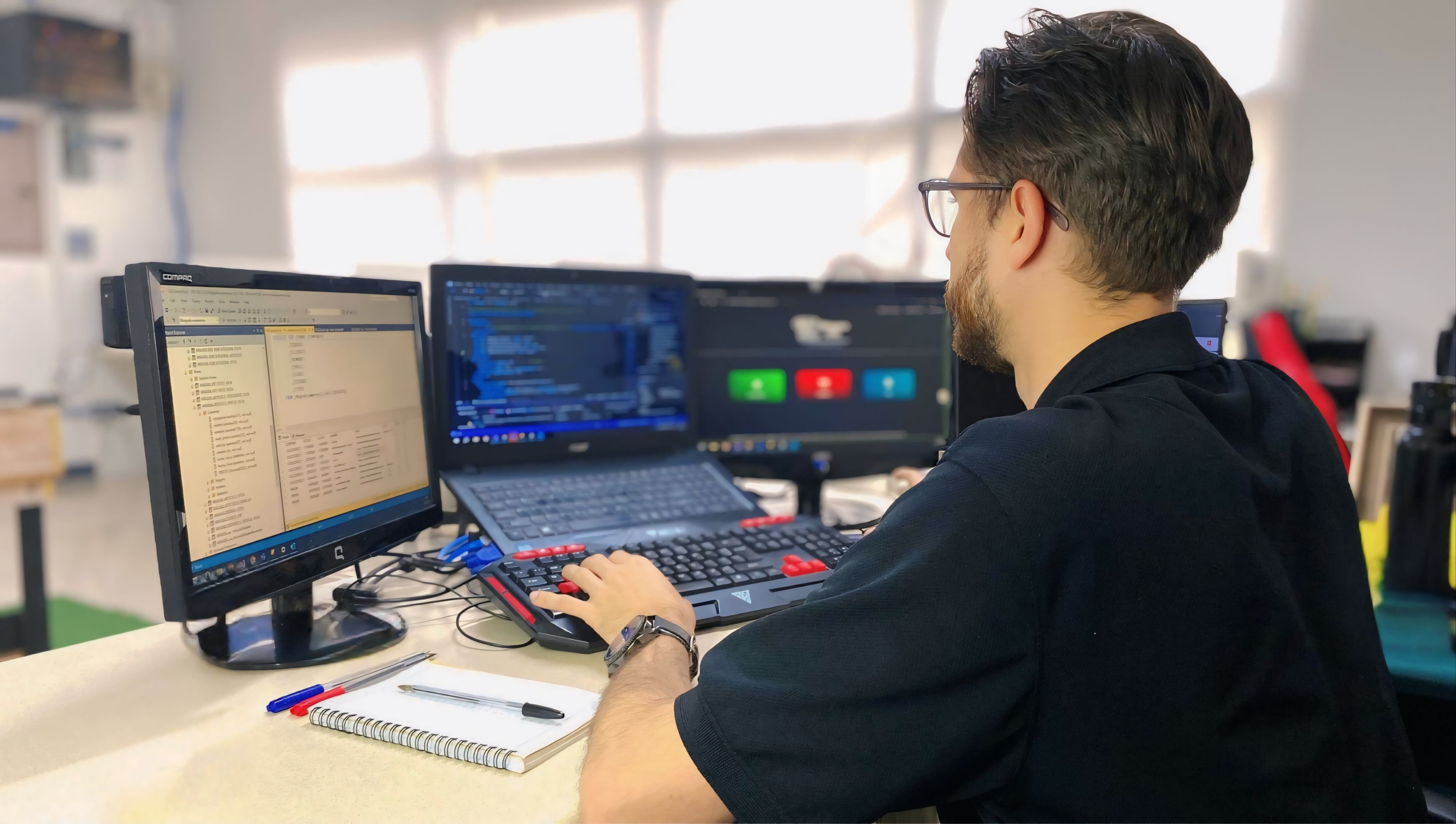 Programador de Magna IT Solutions desarrollando una plataforma de e-commerce con carrito de compras y pasarela de pagos integrada.